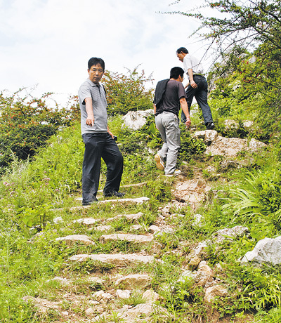 進入小城的石階路