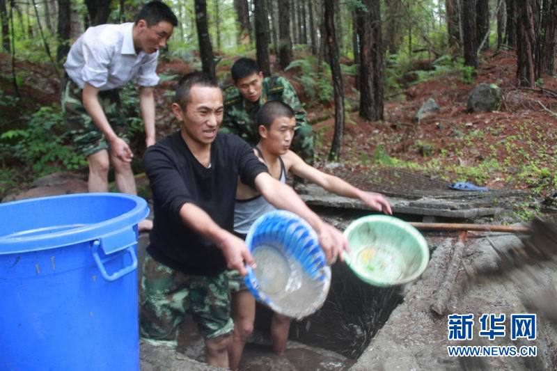 2012年駐村民警為遲巴村疏通引水渠