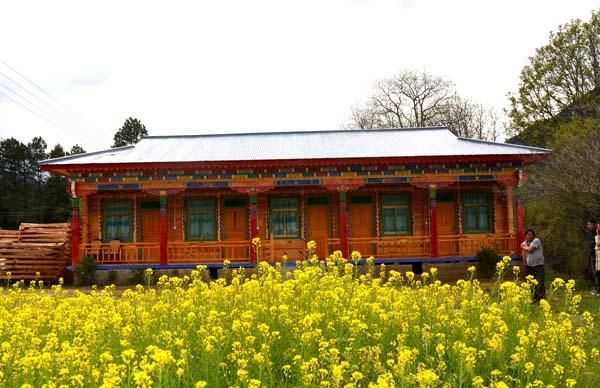 2018年崗巴村油菜花田旁邊的一家客棧