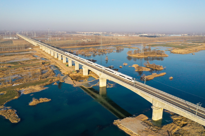 列車通過徐連高速鐵路沂河特大橋