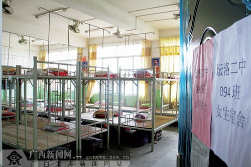 當地政府緊急為轉移上課的學生購置了鐵架床