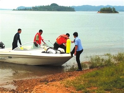 民警正在向快艇上的救援人員遞氧氣瓶