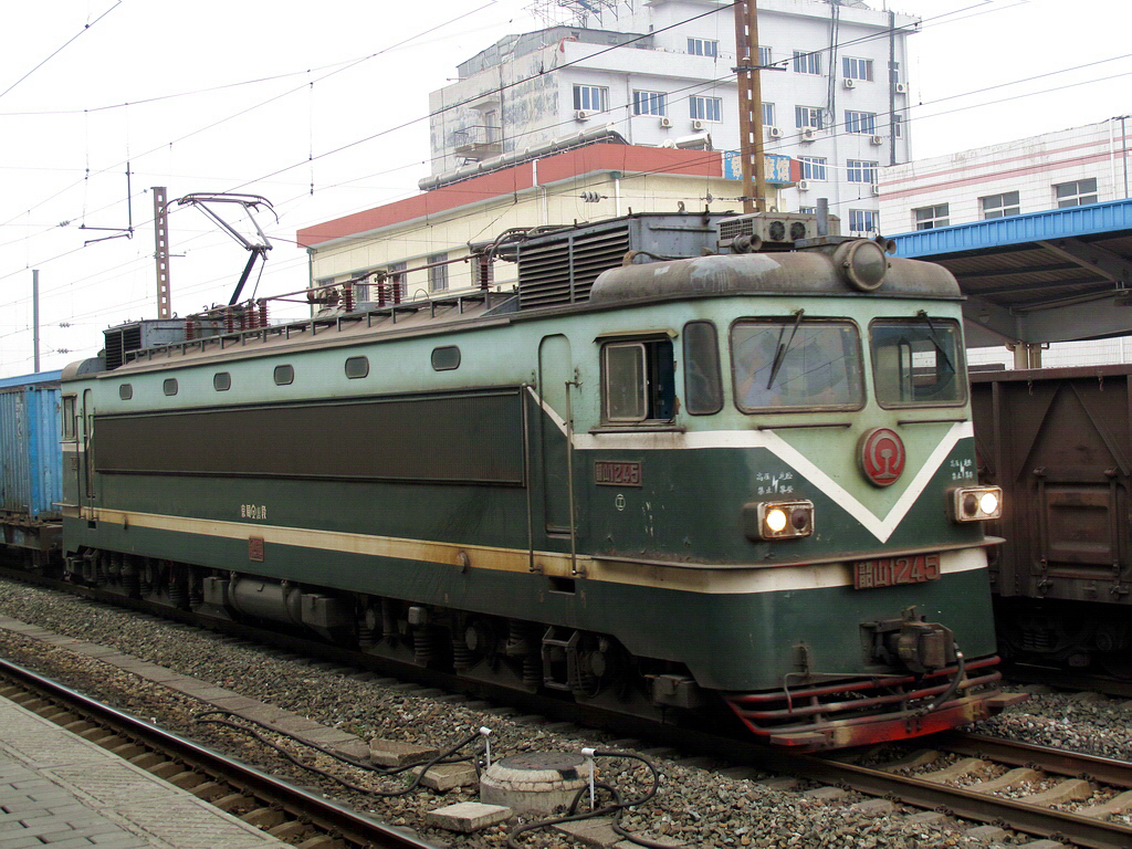 採用車身側牆垂直百葉窗通風的韶山1型機車