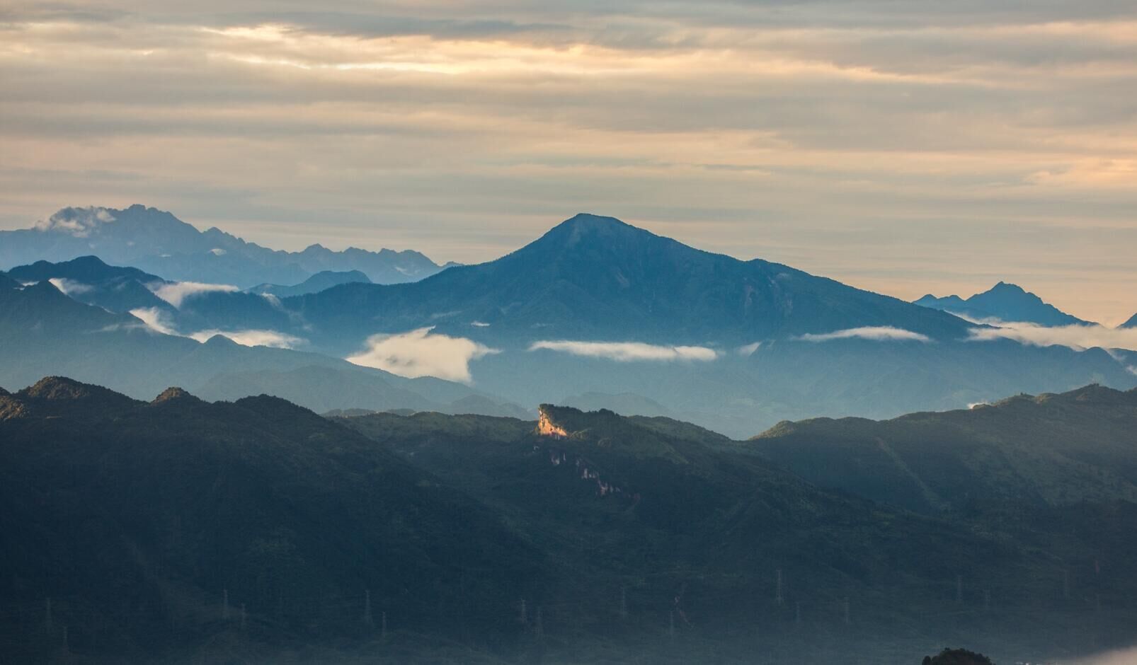 蘆山龍坪山，風雨無阻和紫雨傘等拍攝