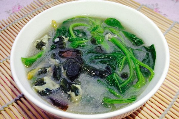 皮蛋鹹蛋莧菜湯