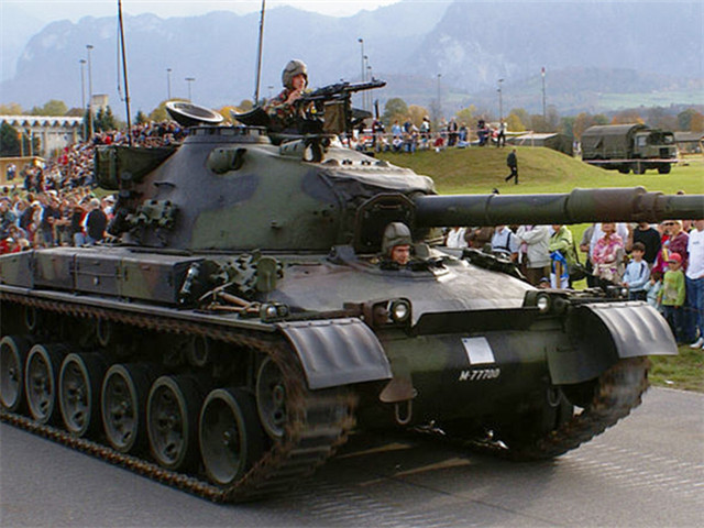 2006年鋼鐵閱兵式上的Pz-68主戰坦克