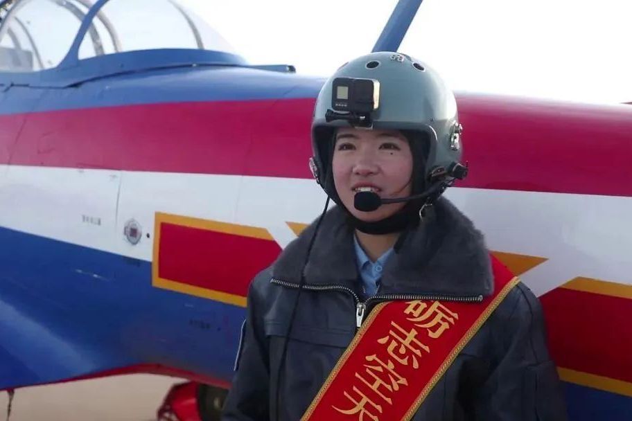 李瑾(空軍首批“雙學籍”女飛行學員)