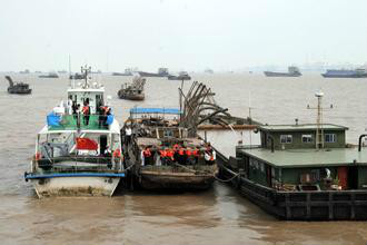 長江上的采砂船