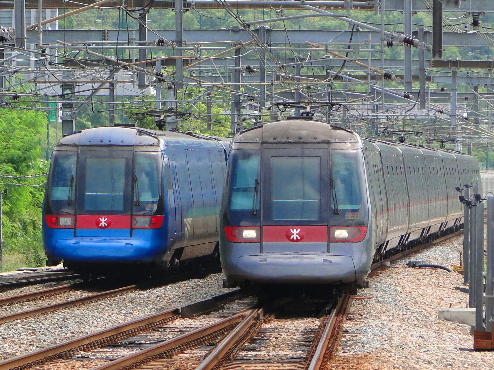 港鐵機場快線列車與港鐵東涌線列車交匯