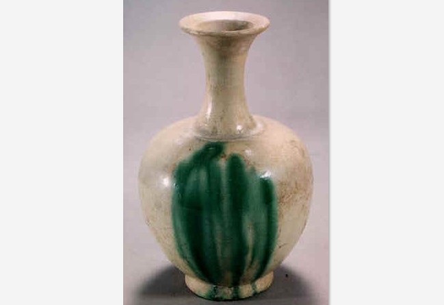白釉綠彩長頸瓷瓶