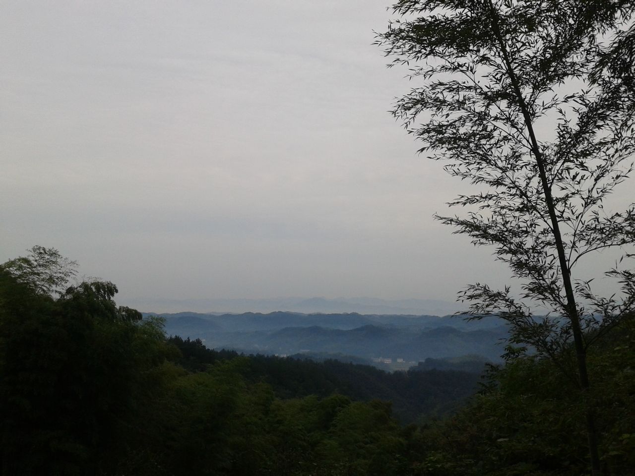 站在西峰寺大雄寶殿遠望，猶如水墨山水畫