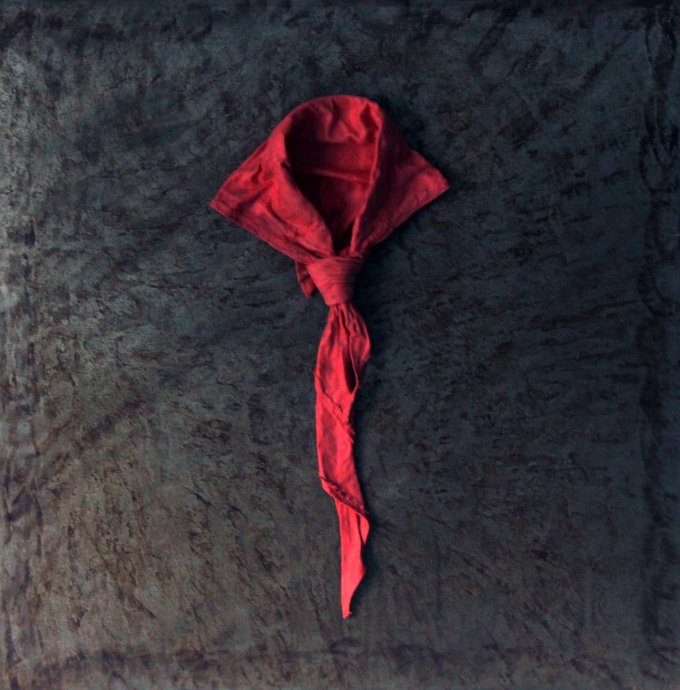 Red scarf/紅領巾 瓷 、鋼板， 70x70cm