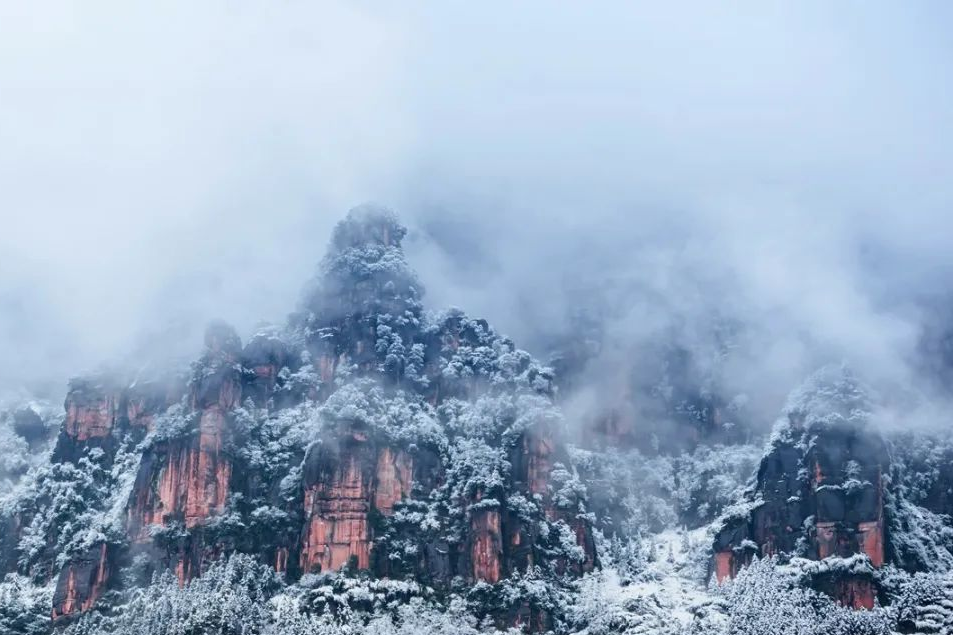 紅岩霽雪