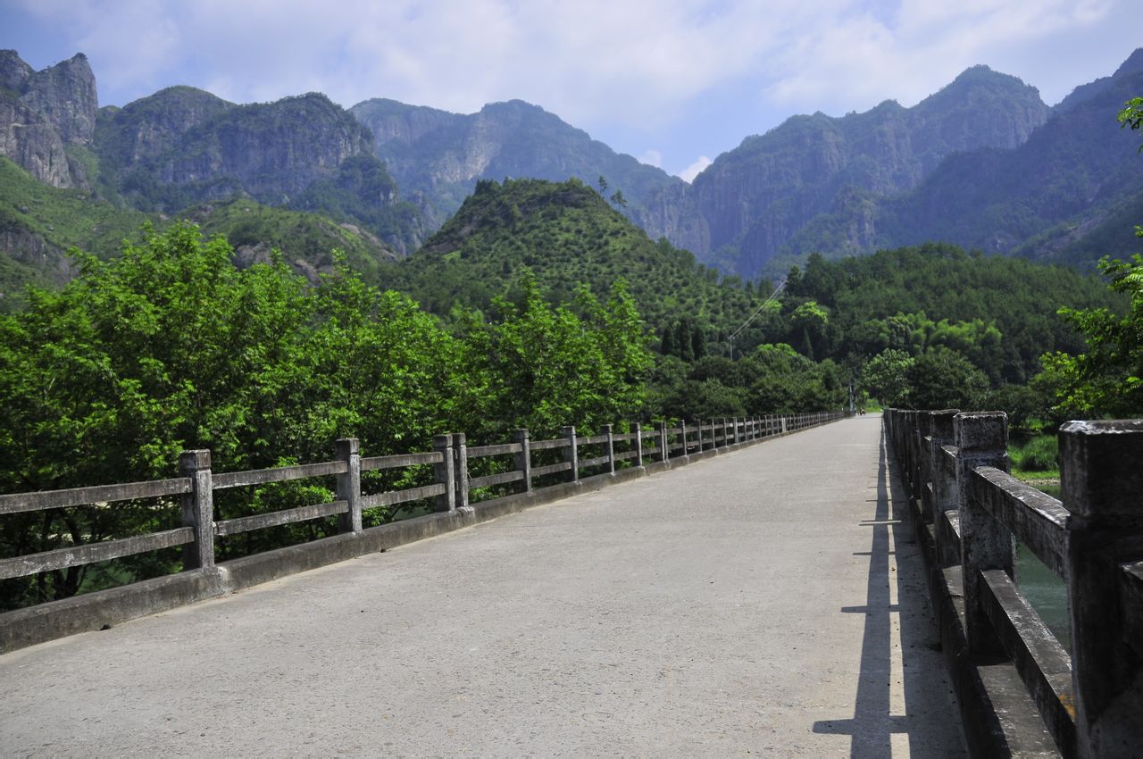 荊州大橋，橋指的方向就是楠溪江風景百丈瀑