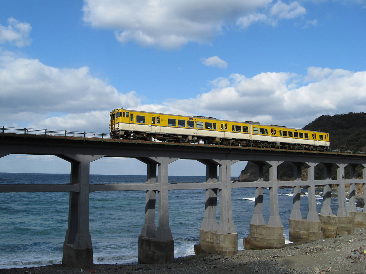 須佐站~宇田鄉站間行走的列車