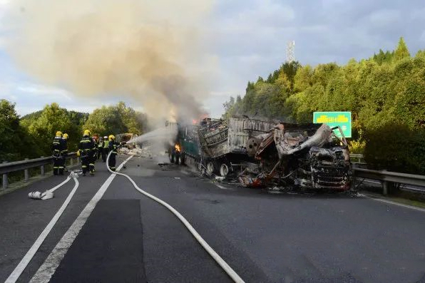 10·29京昆高速兩貨車相撞起火事故