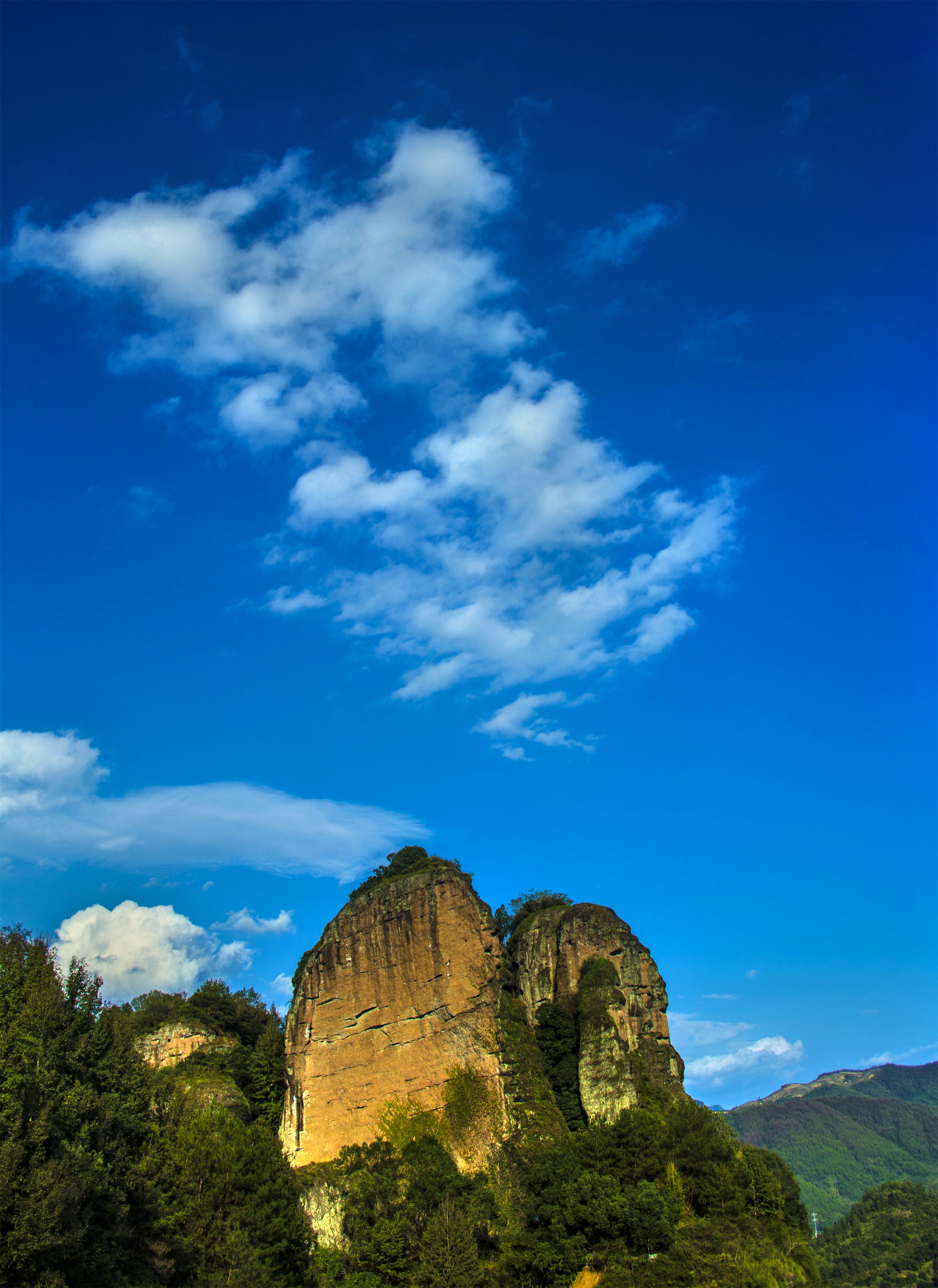 將軍岩（右）