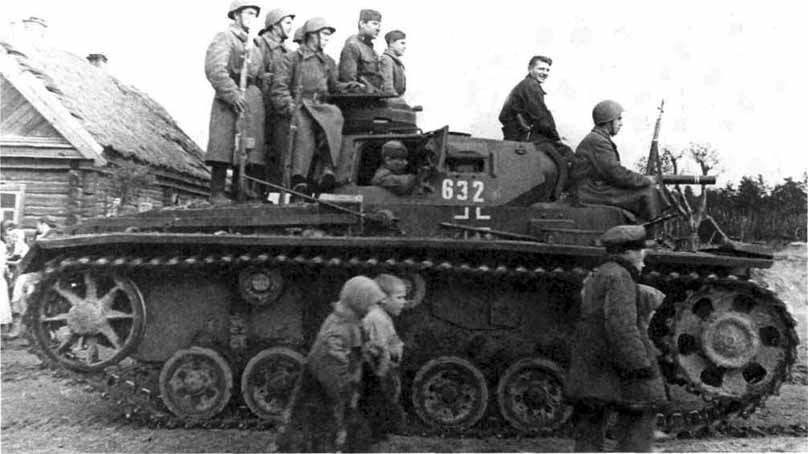 該師士兵站在被其繳獲的德軍III號坦克上