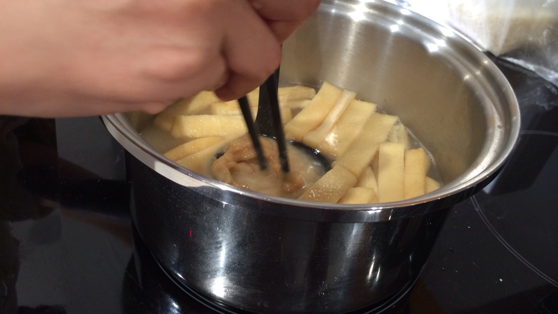 扎豆腐片味噌湯