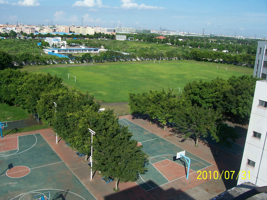 海洲初級中學運動場