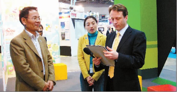 胡來友（左）在東京展會接受海外記者採訪