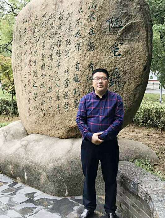 周成保(淅川縣旅遊購物行業的領跑者和旅遊紀念品開發的先行者)