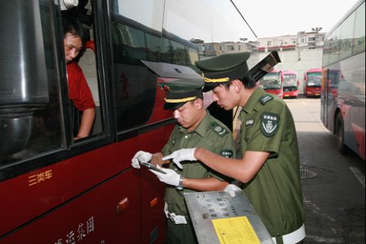 稽查人員認真檢查車輛相關手續