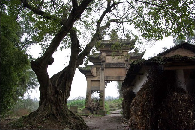 來鳳古道何氏百歲坊