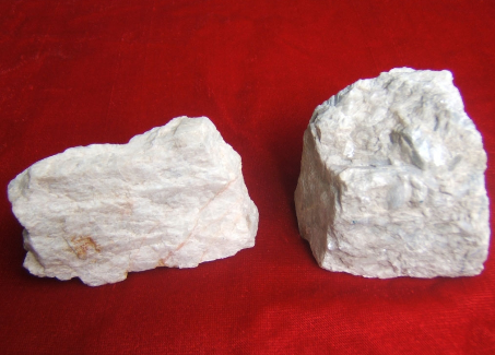 左為白雲岩，右為菱鎂礦