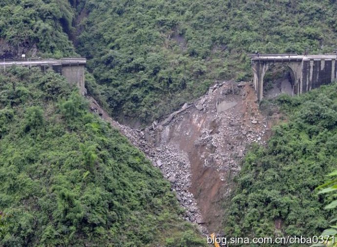 重慶彭水縣紅泥石拱橋主跨垮塌事故