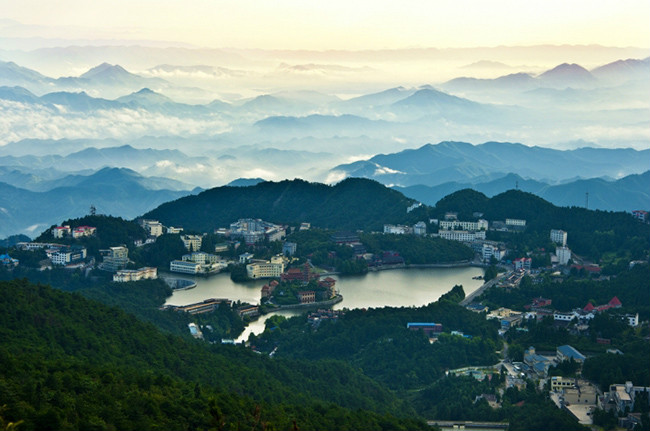 湖北八大高山湖