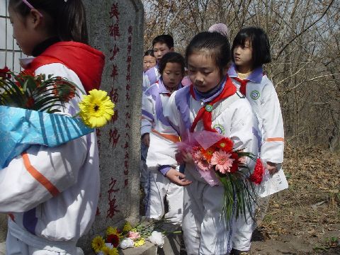 組織學生去東陬山祭掃烈士墓