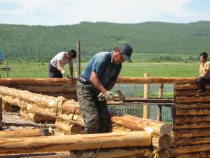 勤勞的臨江村人在建設自己的新家