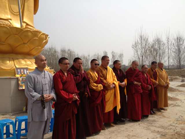 法學律師迎請眾喇嘛為露天地藏像開光