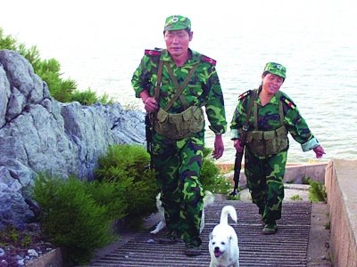 王仕花、王繼才夫婦巡島