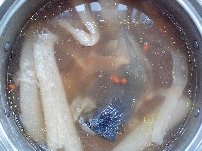 竹蓀燉玉竹烏雞湯