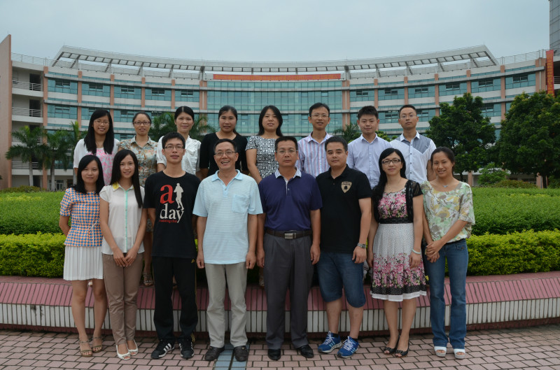 三水中學生物科組合影.下排左4是高謙增老師