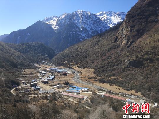 雪山下的玉麥鄉（2018年1月仲小龍攝）