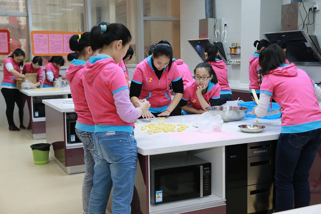 女童在學習烹飪