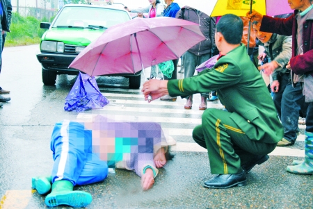 趙海峰為傷者撐傘遮雨