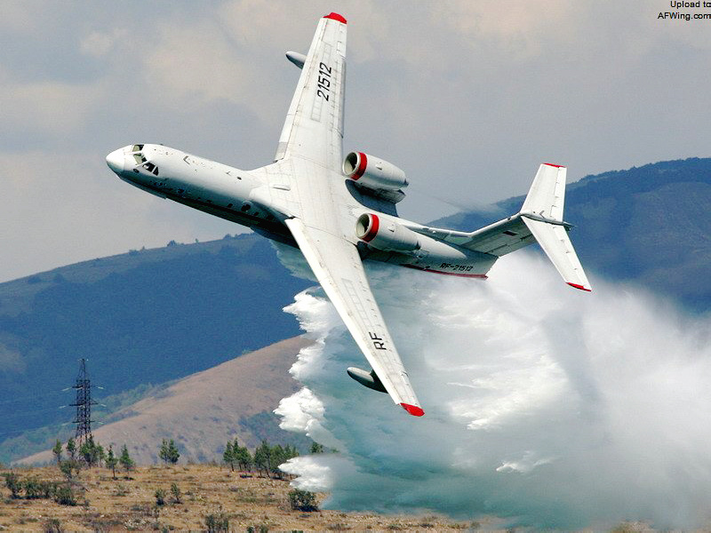 別-200水上飛機灑水滅火