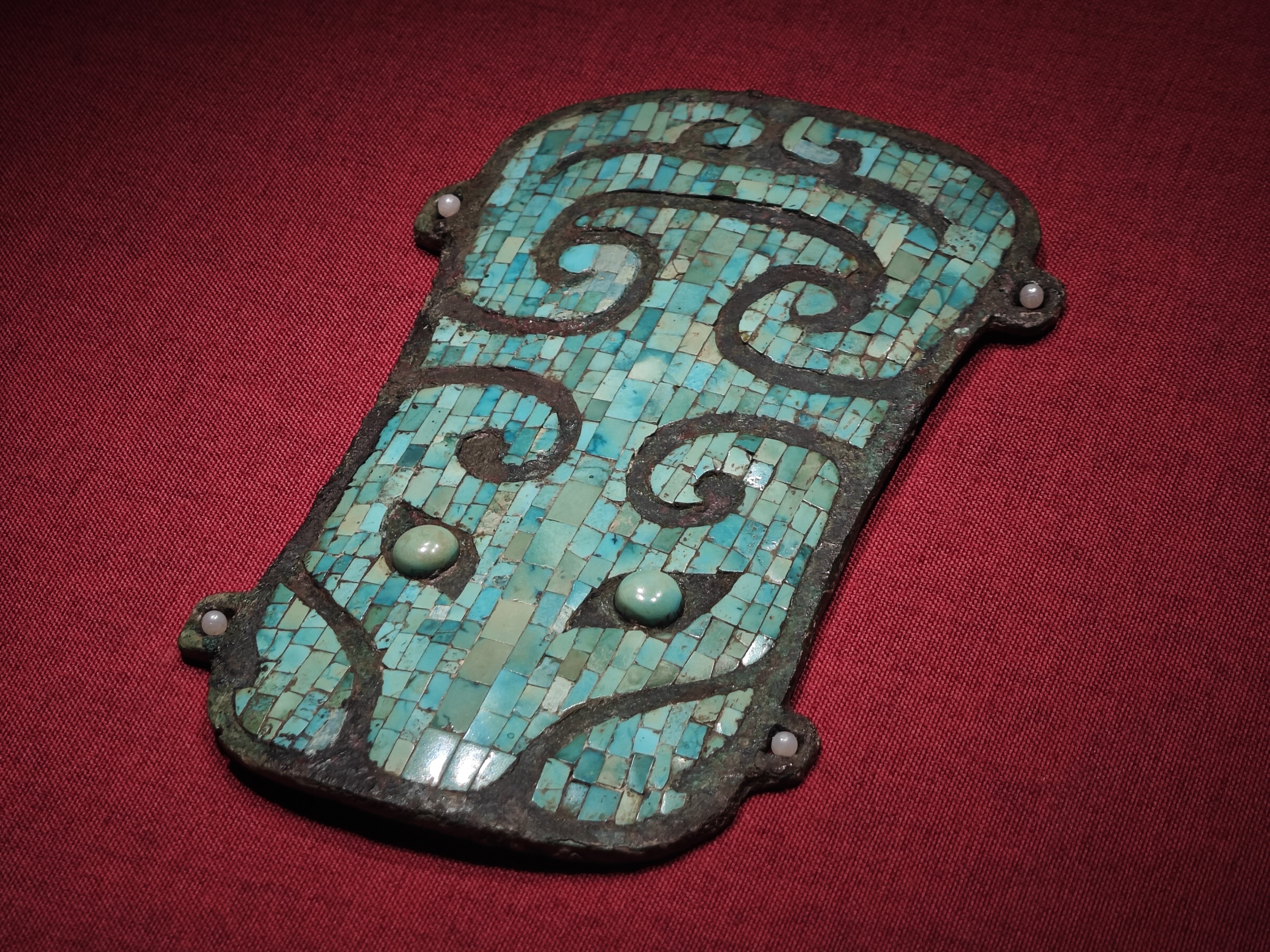鑲嵌綠松石獸面紋銅牌飾