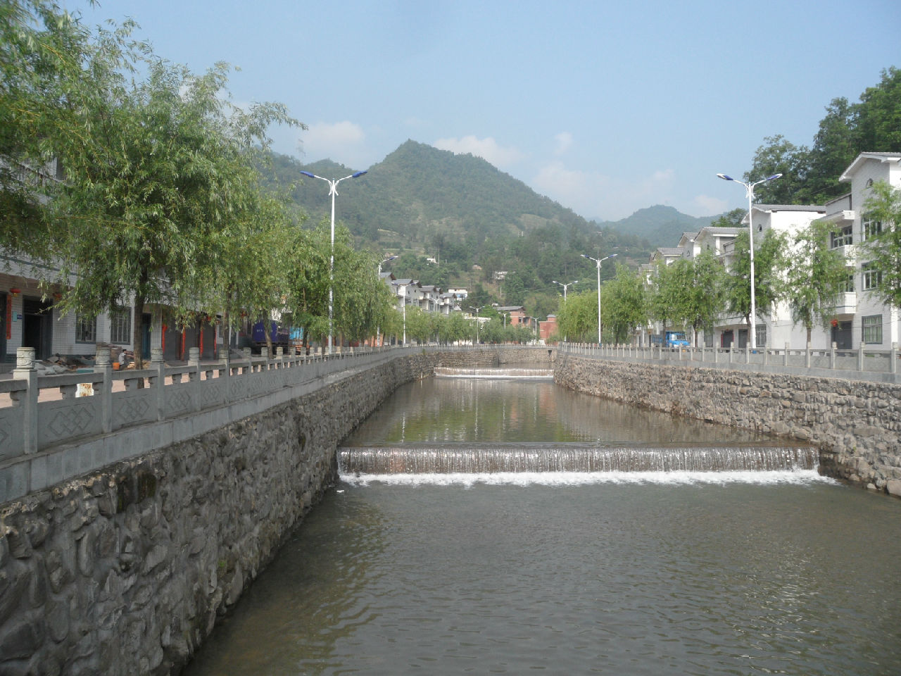 山清水秀的青花鎮油房溝村