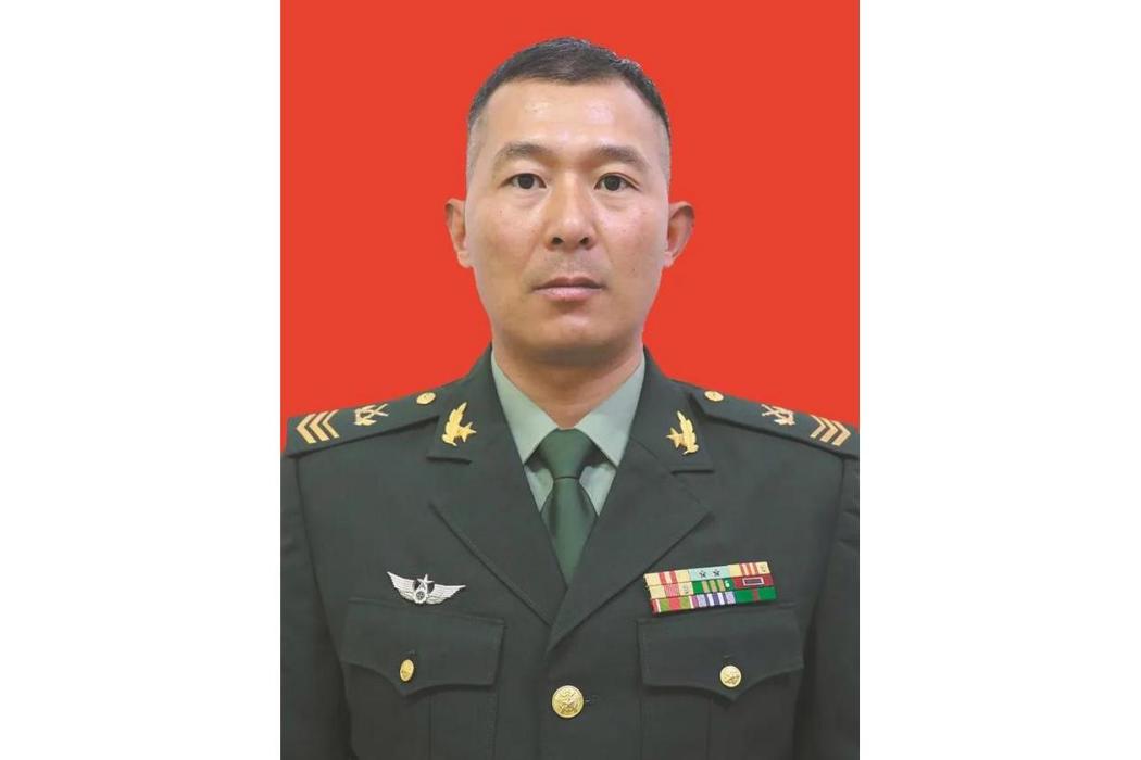 李社光(新疆軍區某旅技師、代理排長，三級軍士長)