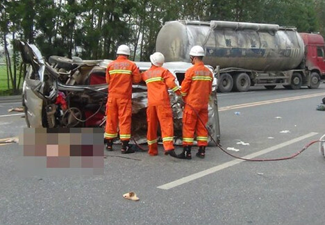 8·17320國道944公路里程樁貨車與麵包車相撞事故