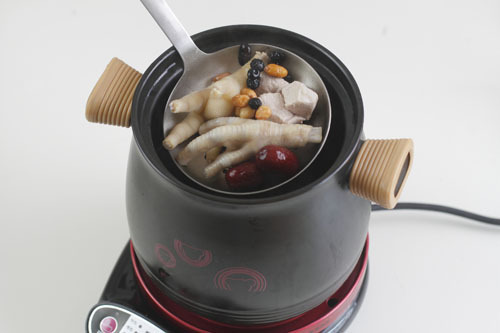 黑豆花生雞腳湯