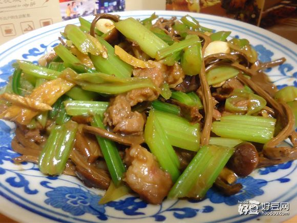 芹菜茶樹菇炒牛肉