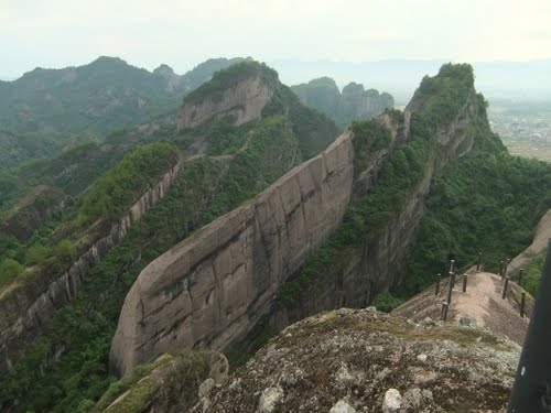 呂屋村