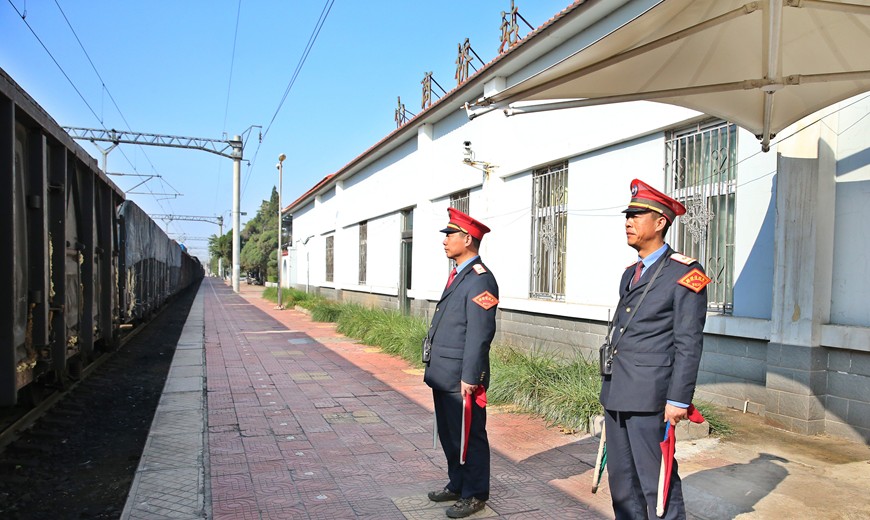 小商橋站的助理值班員接發貨運列車