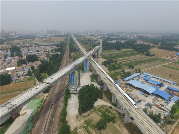 徐蘭高速鐵路列車從連續梁下駛過